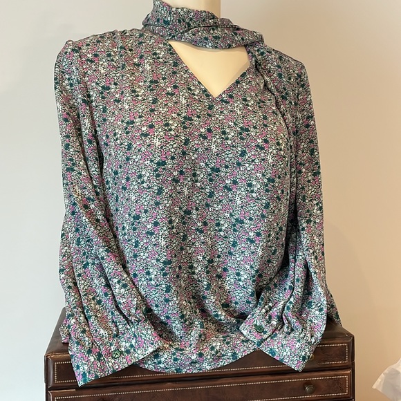 Banana Republic Flower print dress shirt with attached tie. - Picture 2 of 8